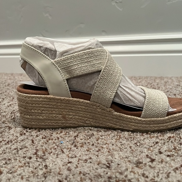 Sketchers by Martha Stewart arch fit size 8 wedge sandal - Picture 6 of 10